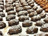 "Hadji" chocolate dates with almonds