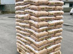 Sacs de 15 kg contenant des granulés de bois de pin